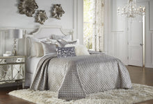 Cargar imagen en el visor de la galería, Aura Silver Quilt Set
