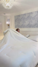 Cargar y reproducir el video en el visor de la galería, Marshmellow Comforter | Down Comforter | Machine Washable
